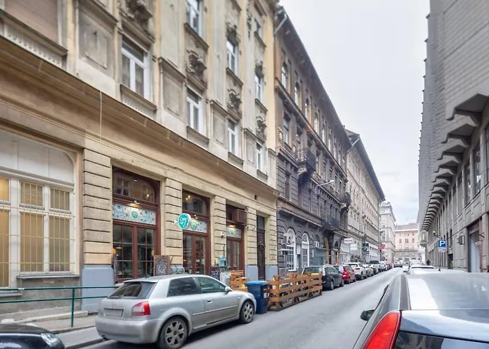 Charming Apartment At Central Location
